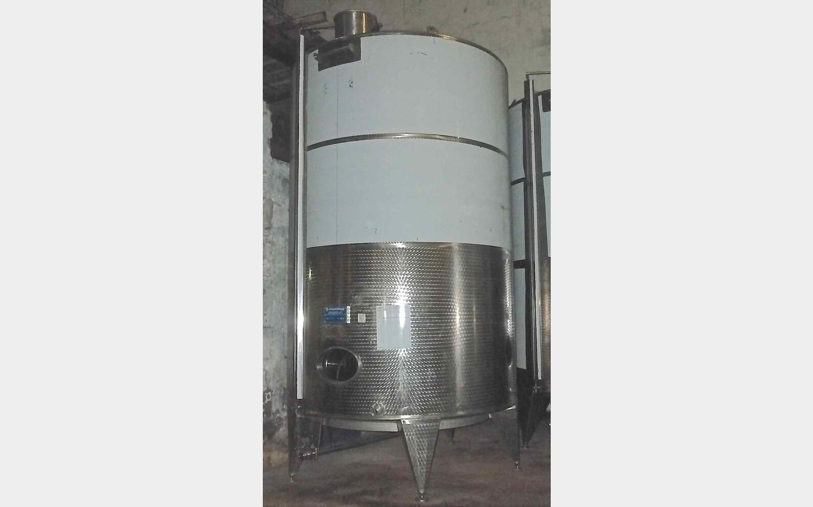 Cuve inox ferm&eacute;e sur pieds