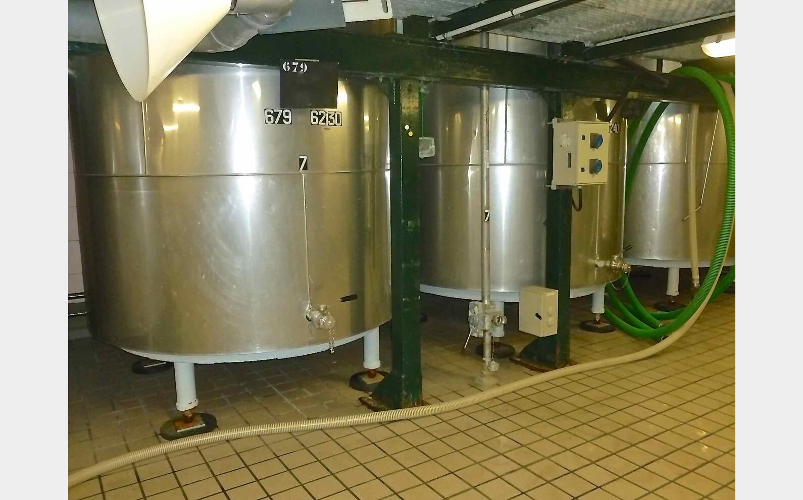 Cuve inox agit&eacute;e isol&eacute;e circulation forc&eacute;e Agroalimentaire Volume : 62 HL (6200 litres)