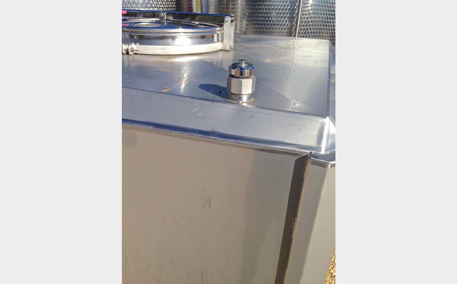 Cuve inox de stockage parall&eacute;l&eacute;pip&egrave;dique Marque CITA